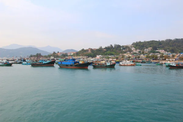 Barcos de pesca y casa anclados en el puerto de Cheung Chau — Foto de Stock