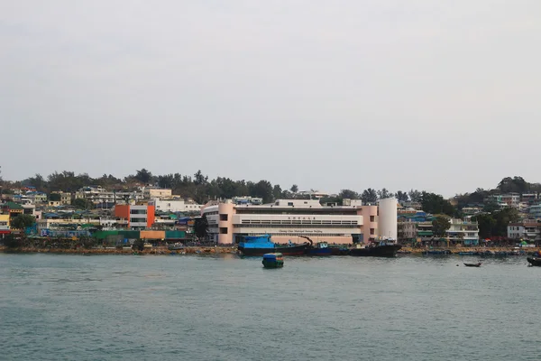 Barcos de pesca y casa anclados en el puerto de Cheung Chau — Foto de Stock