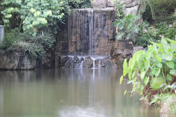 A bela cachoeira no parque — Fotografia de Stock