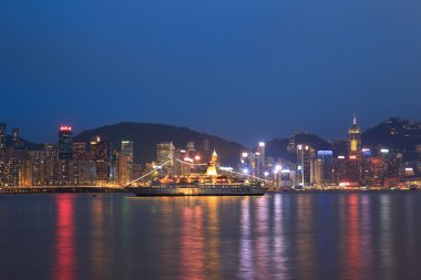 kowloon bay gece sahil