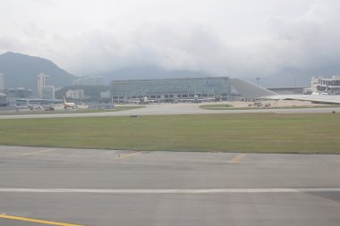 Hong Kong Uluslararası Havaalanı'ndan çıkartıyor