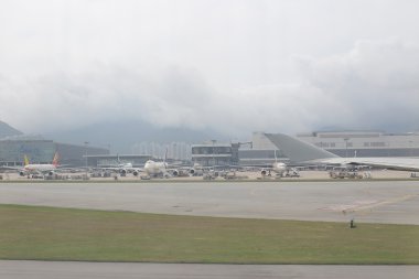 Hong Kong Uluslararası Havaalanı'ndan çıkartıyor
