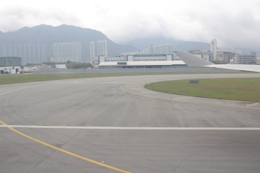 Hong Kong Uluslararası Havaalanı'ndan çıkartıyor