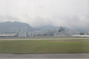 Hong Kong Uluslararası Havaalanı'ndan çıkartıyor