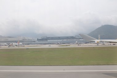 Hong Kong Uluslararası Havaalanı'ndan çıkartıyor