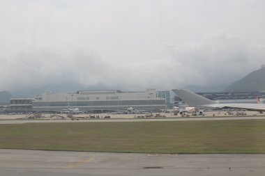 Hong Kong Uluslararası Havaalanı'ndan çıkartıyor