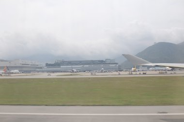 Hong Kong Uluslararası Havaalanı'ndan çıkartıyor