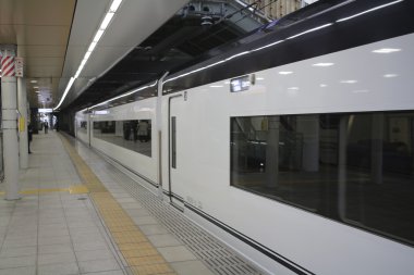 Havaalanı Nippori İstasyonu'nda hızlı 