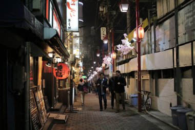 Geceleri Shinjuku sokak görünümü 