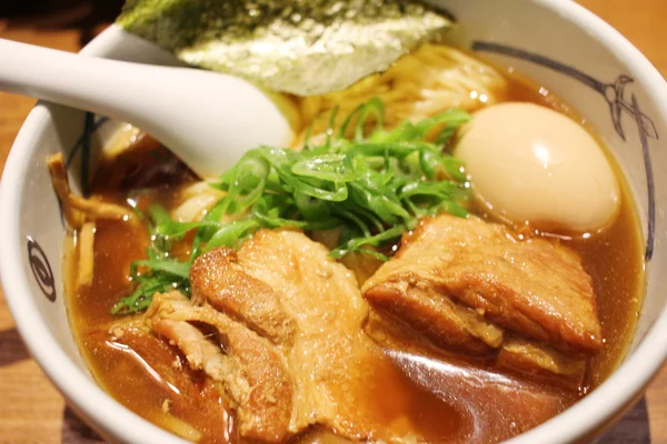 Udon fideos sobre la mesa — Foto de Stock