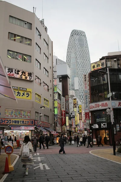 Życie ulicy w dzielnicy Shinjuku w 2016 — Zdjęcie stockowe