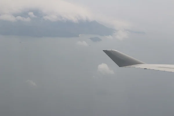 Uitzicht vanuit het vliegtuig raam, Oceaan — Stockfoto