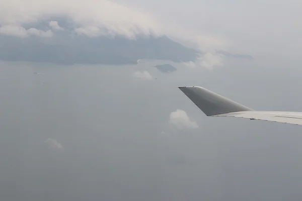 Vista desde la ventana del avión, océano — Foto de Stock