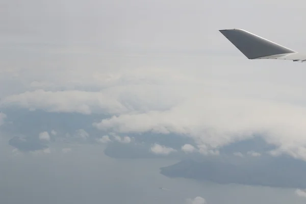 Vista desde la ventana del avión, océano — Foto de Stock