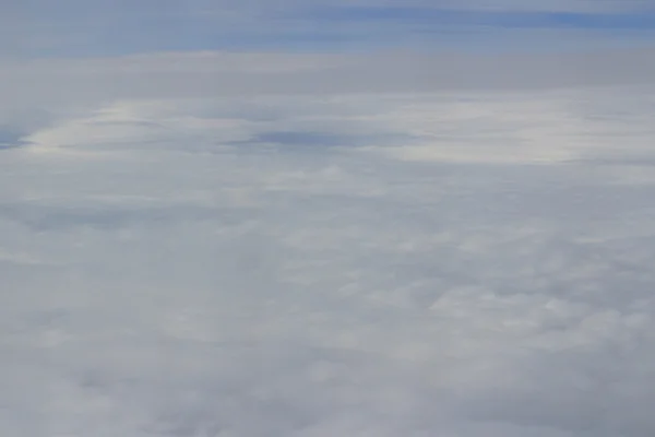 Schöner Wolkenhimmel-Blick vom Flugzeugfenster — Stockfoto