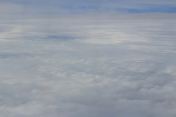 Vista céu nuvem bonita a partir da janela do avião — Fotografia de Stock