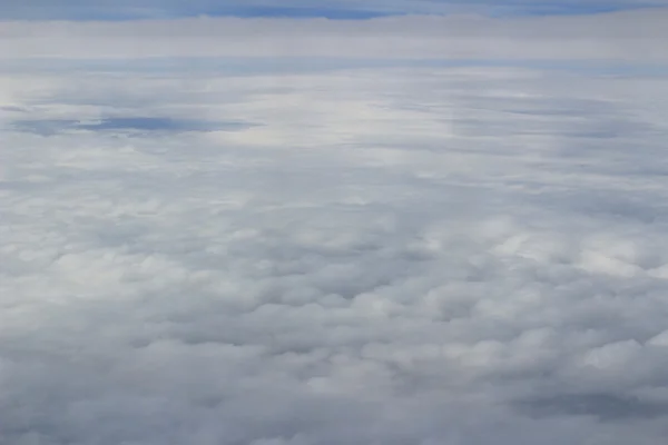 Hermosa vista del cielo nuboso desde la ventana del avión —  Fotos de Stock