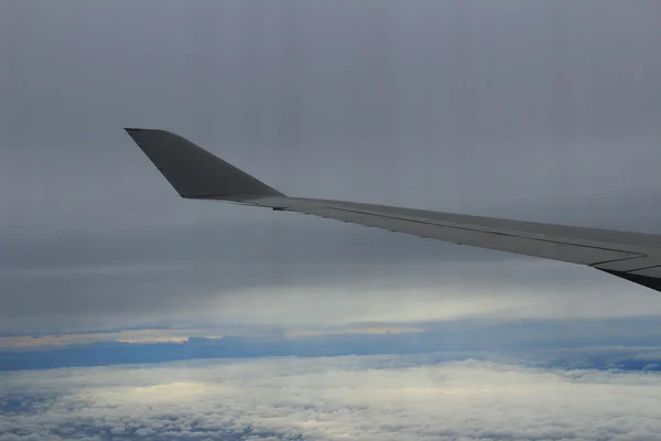 Olhando através de aeronaves janela . — Fotografia de Stock
