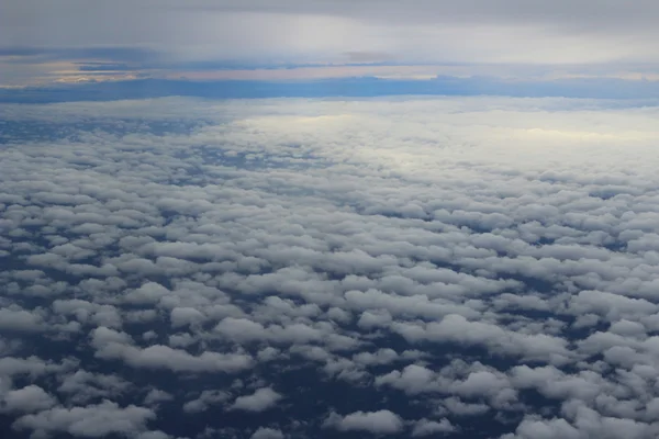 Belle vue ciel nuage depuis la fenêtre de l'avion — Photo