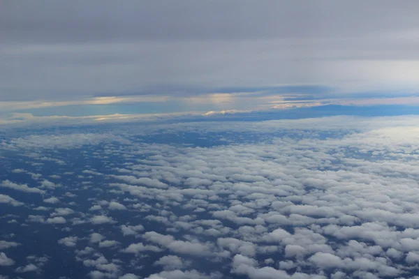Σύννεφο όμορφη θέα στον ορίζοντα από το παράθυρο του αεροπλάνου — Φωτογραφία Αρχείου