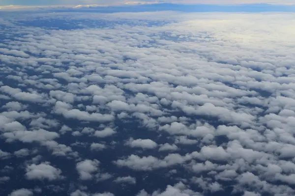 Schöner Wolkenhimmel-Blick vom Flugzeugfenster — Stockfoto