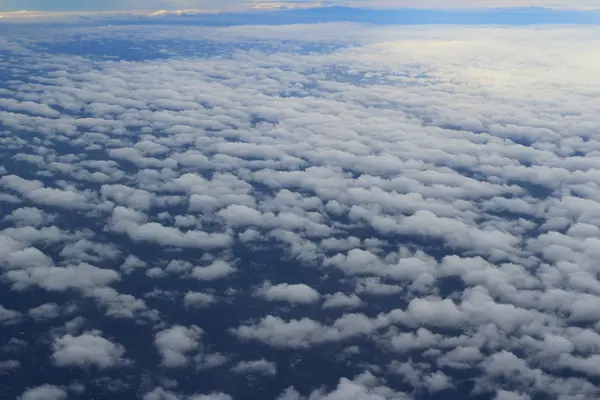 Mooie wolk lucht uitzicht vanuit vliegtuig venster — Stockfoto