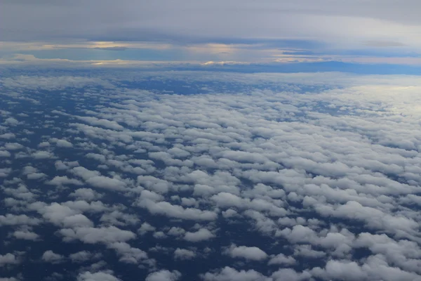 Vackra moln sky view från flygplanet fönster — Stockfoto