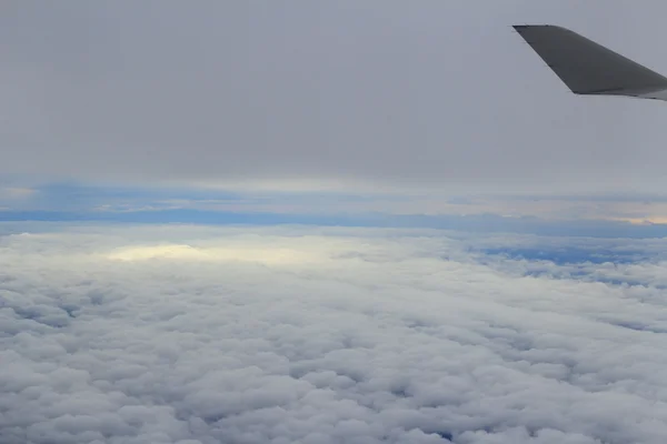 Mirando a través de ventana avión . —  Fotos de Stock