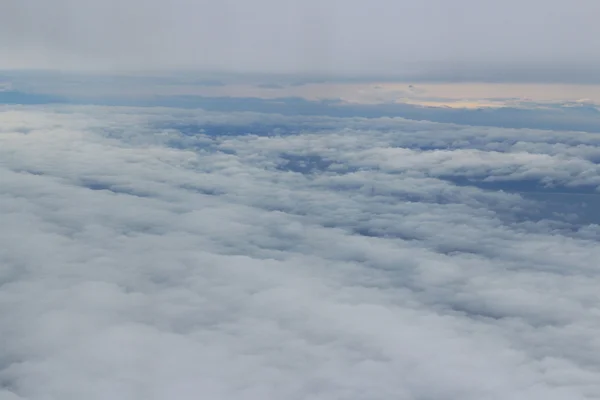 Piękne chmury niebo widok z okna samolotu — Zdjęcie stockowe