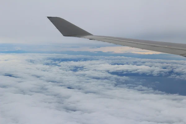 Křídlo letadla mimo okno — Stock fotografie