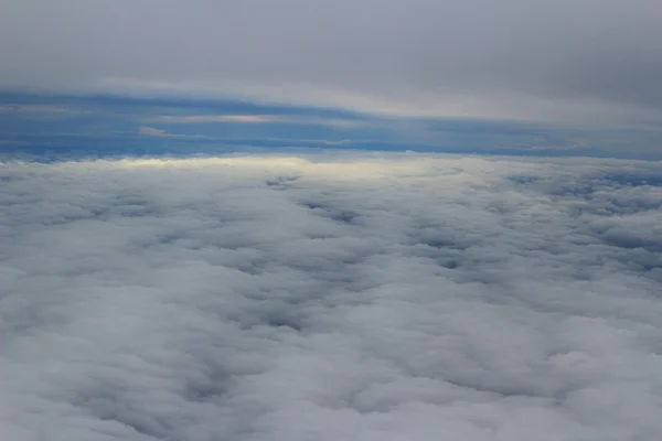 Schöner Wolkenhimmel-Blick vom Flugzeugfenster — Stockfoto