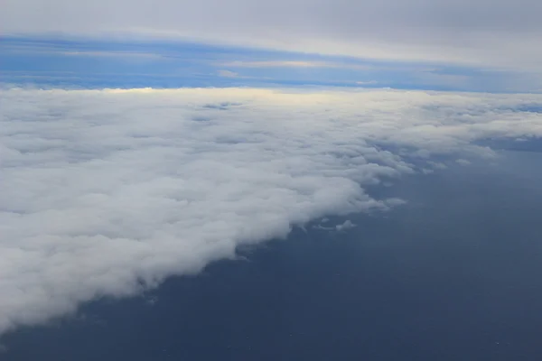 Hermosa vista del cielo nuboso desde la ventana del avión — Foto de Stock