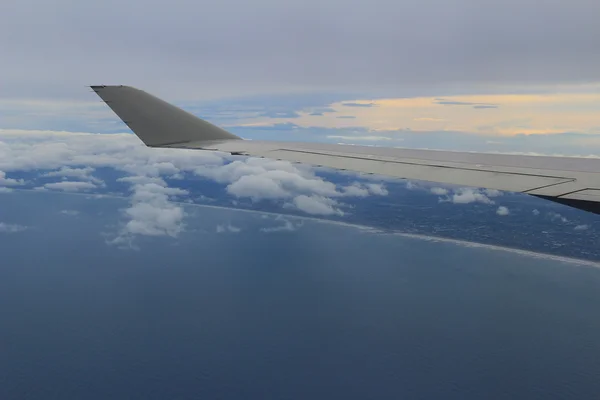 Aile d'avion par la fenêtre — Photo