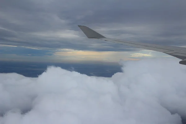 Blick durch Fenster Flugzeug. — Stockfoto