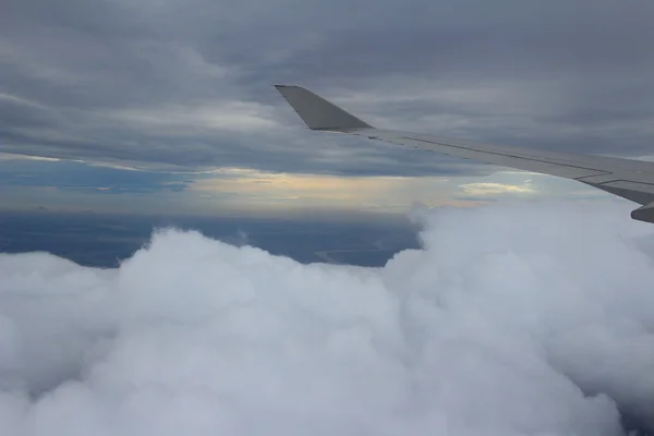 Ala de avião pela janela — Fotografia de Stock