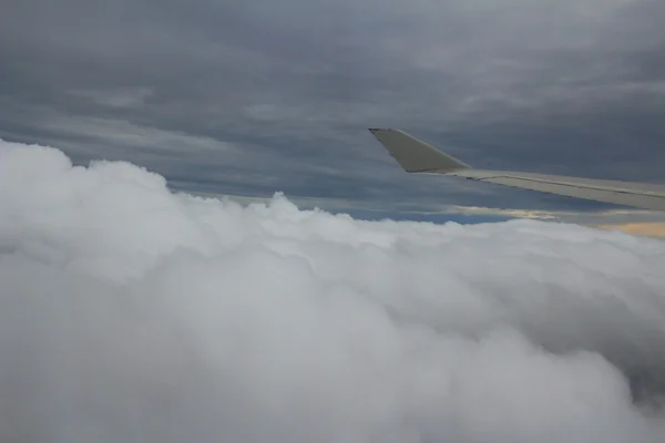 Flygplansvingen ut genom fönstret — Stockfoto