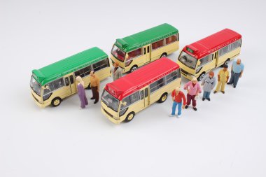Minyatür insanlar bir otobüs istasyonu