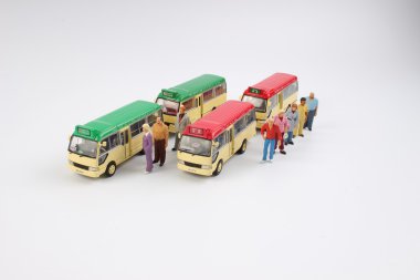 Minyatür insanlar bir otobüs istasyonu