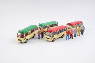 Minyatür insanlar bir otobüs istasyonu
