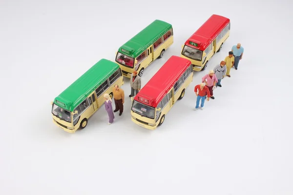 Pessoas em miniatura em uma estação de ônibus — Fotografia de Stock