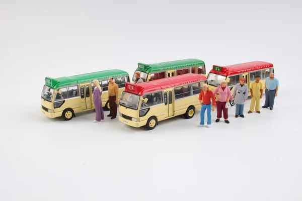 Pessoas em miniatura em uma estação de ônibus — Fotografia de Stock