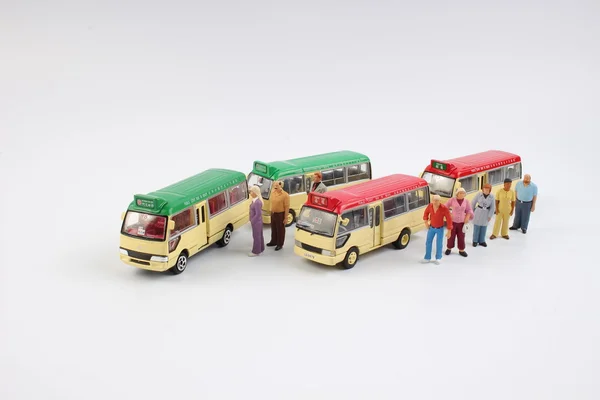 Pessoas em miniatura em uma estação de ônibus — Fotografia de Stock