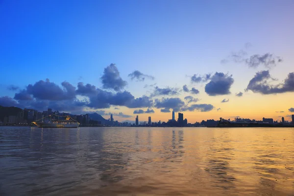 Zsúfolt belváros Hong Kong naplementekor — Stock Fotó