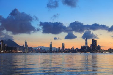 Hong Kong'da günbatımında kalabalık şehir