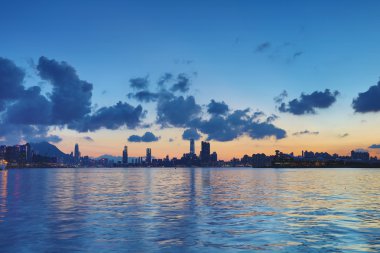 Hong Kong'da günbatımında kalabalık şehir