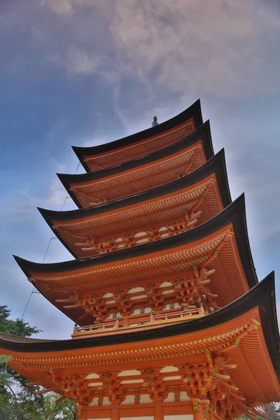 Antica pagoda di legno giapponese con cielo blu — Foto Stock