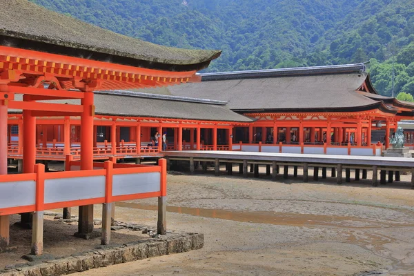 Obří Torii během odlivu poblíž Itsukushima šintoismus — Stock fotografie