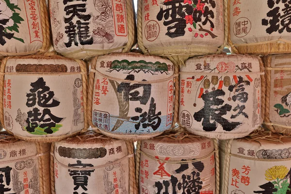 Пачка бочек с японским вином у алтаря — стоковое фото