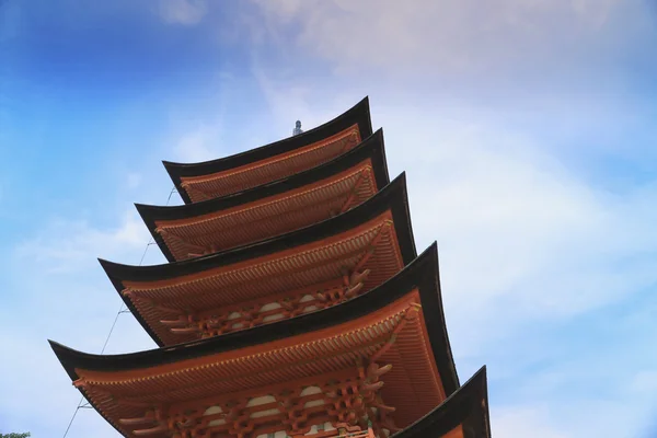 푸른 하늘 가진 고 대 일본 나무 탑 — 스톡 사진