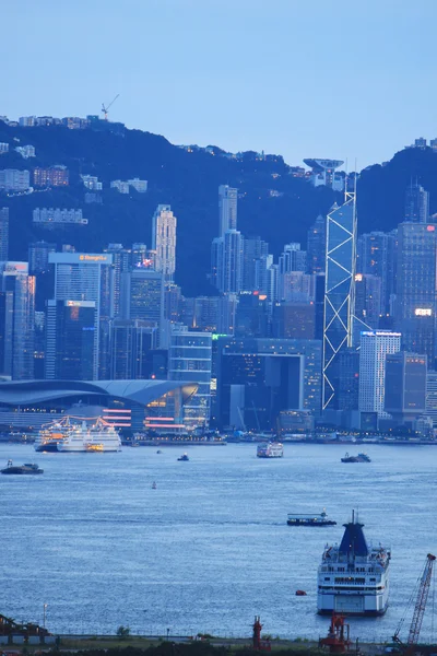 Kantoorgebouw in de nacht in hong kong — Stockfoto